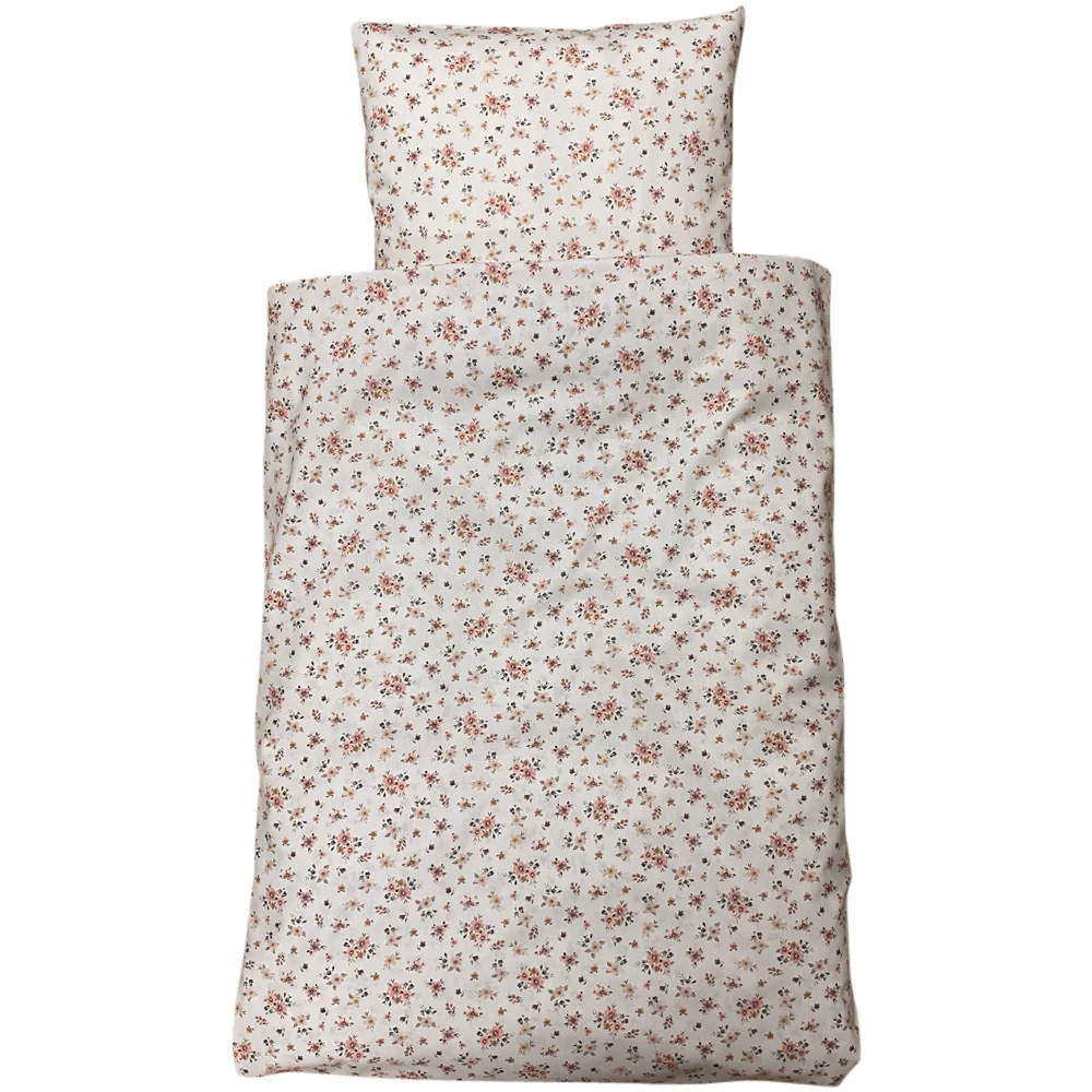 Baby sengelinned, dess. 1340 hvid m/ pastelfarvede smukke blomster