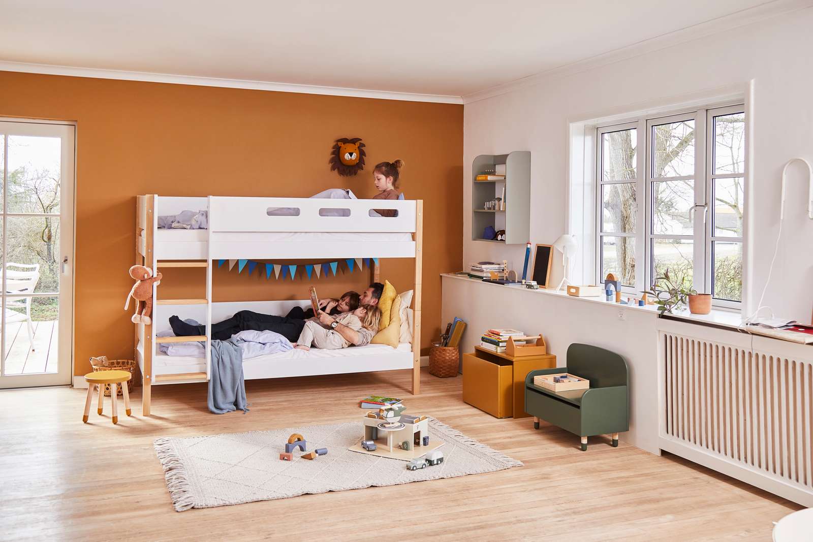 FLEXA NOR Køjeseng 154 cm med stige og cut out sengehest 90x200 cm - Hvid/eg - Image 4